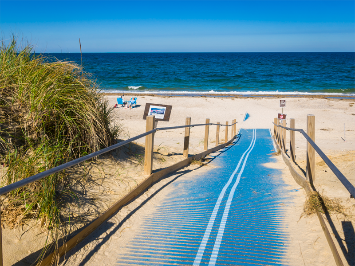 A beach with a Mobi-Mat leading out to the sand.